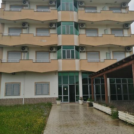 Risus Hotel Golem  Extérieur photo