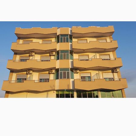 Risus Hotel Golem  Extérieur photo