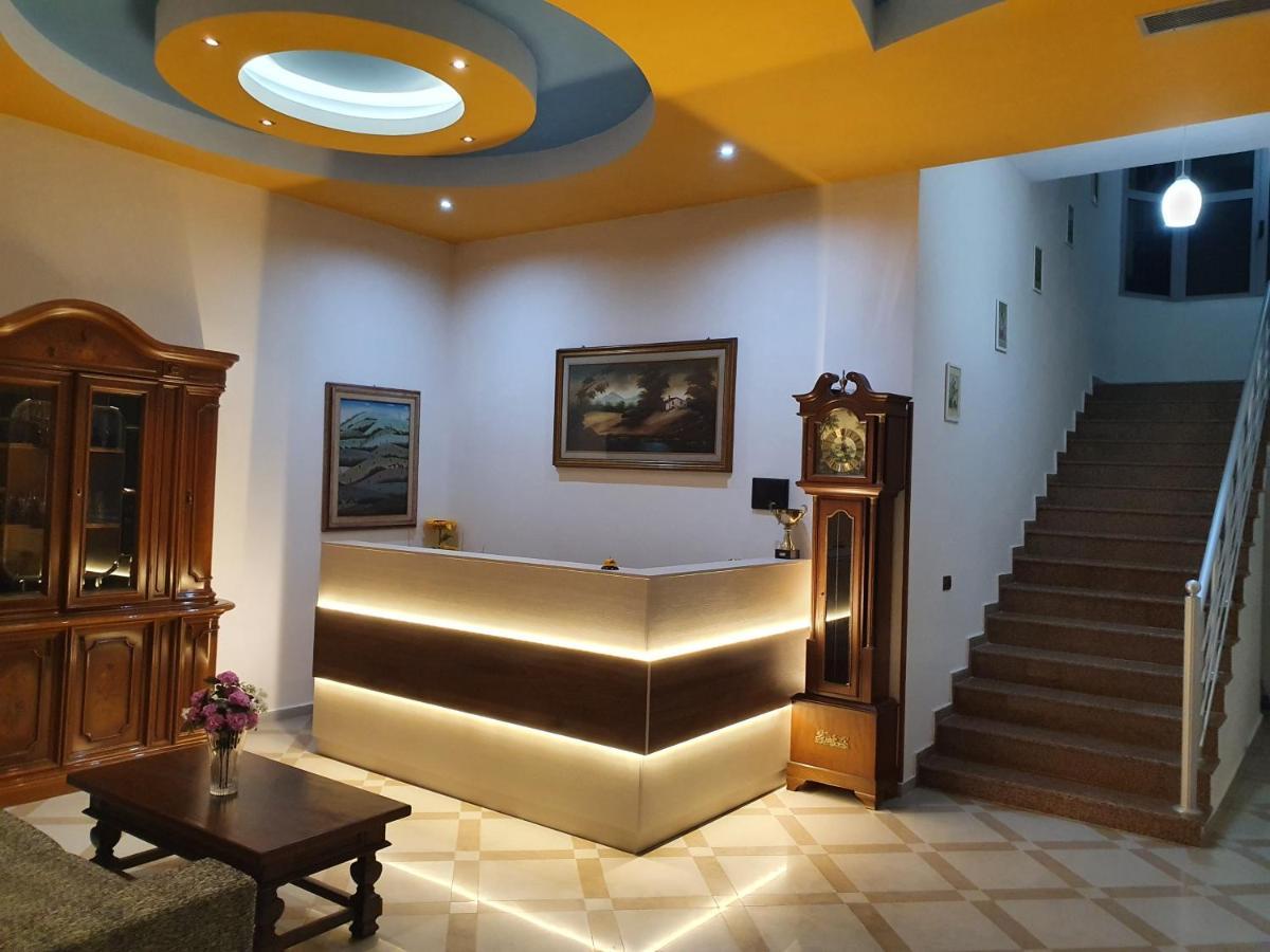 Risus Hotel Golem  Extérieur photo