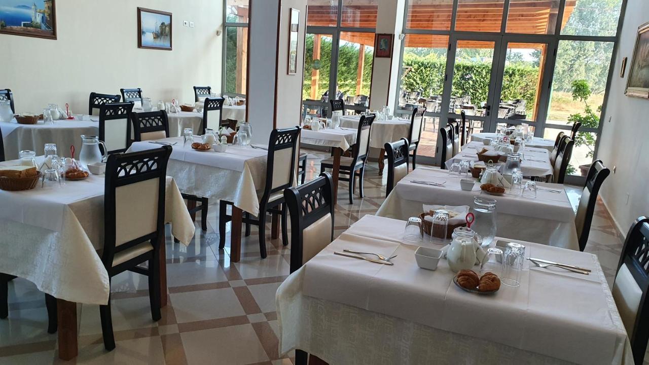 Risus Hotel Golem  Extérieur photo