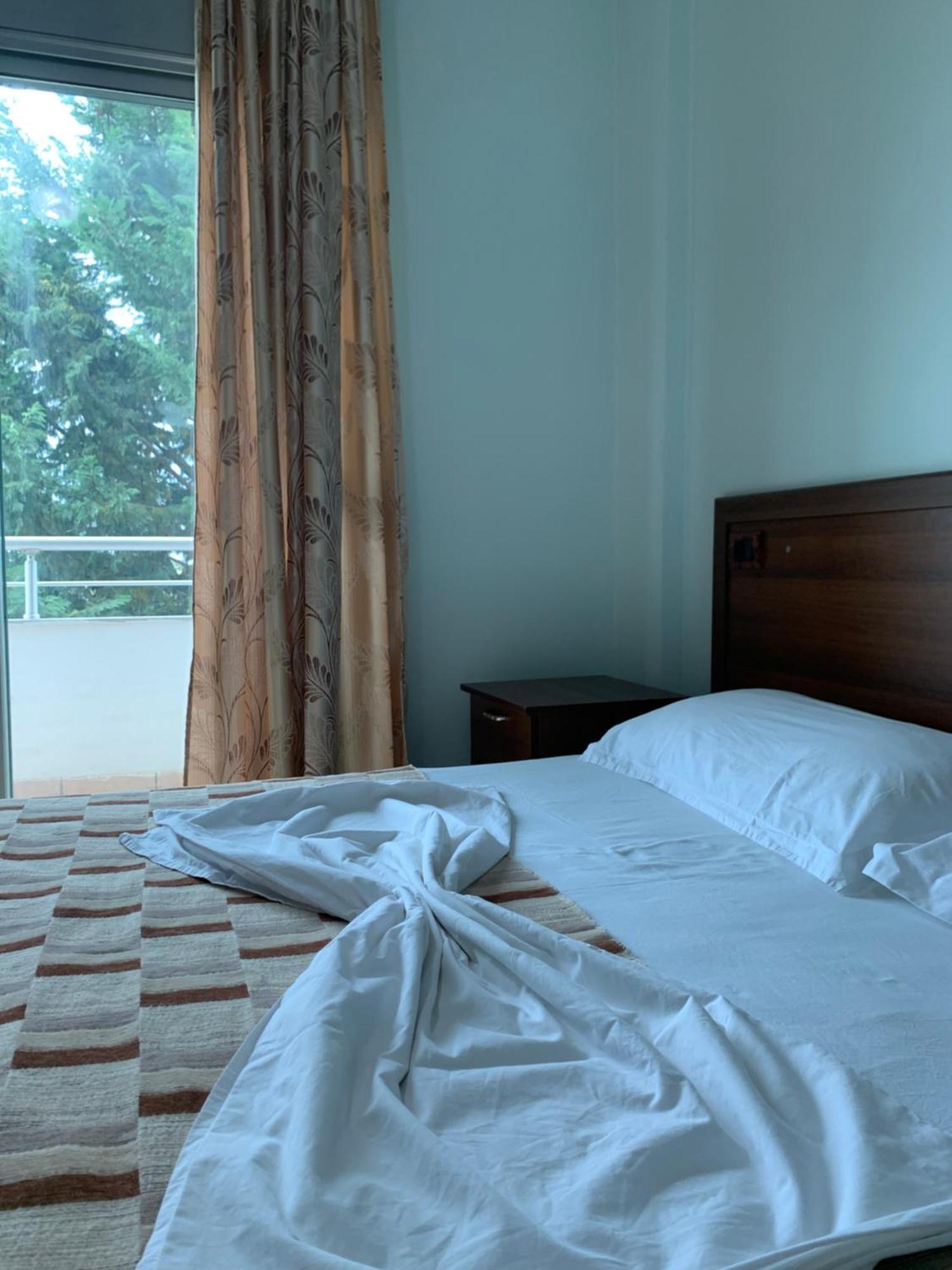 Risus Hotel Golem  Extérieur photo