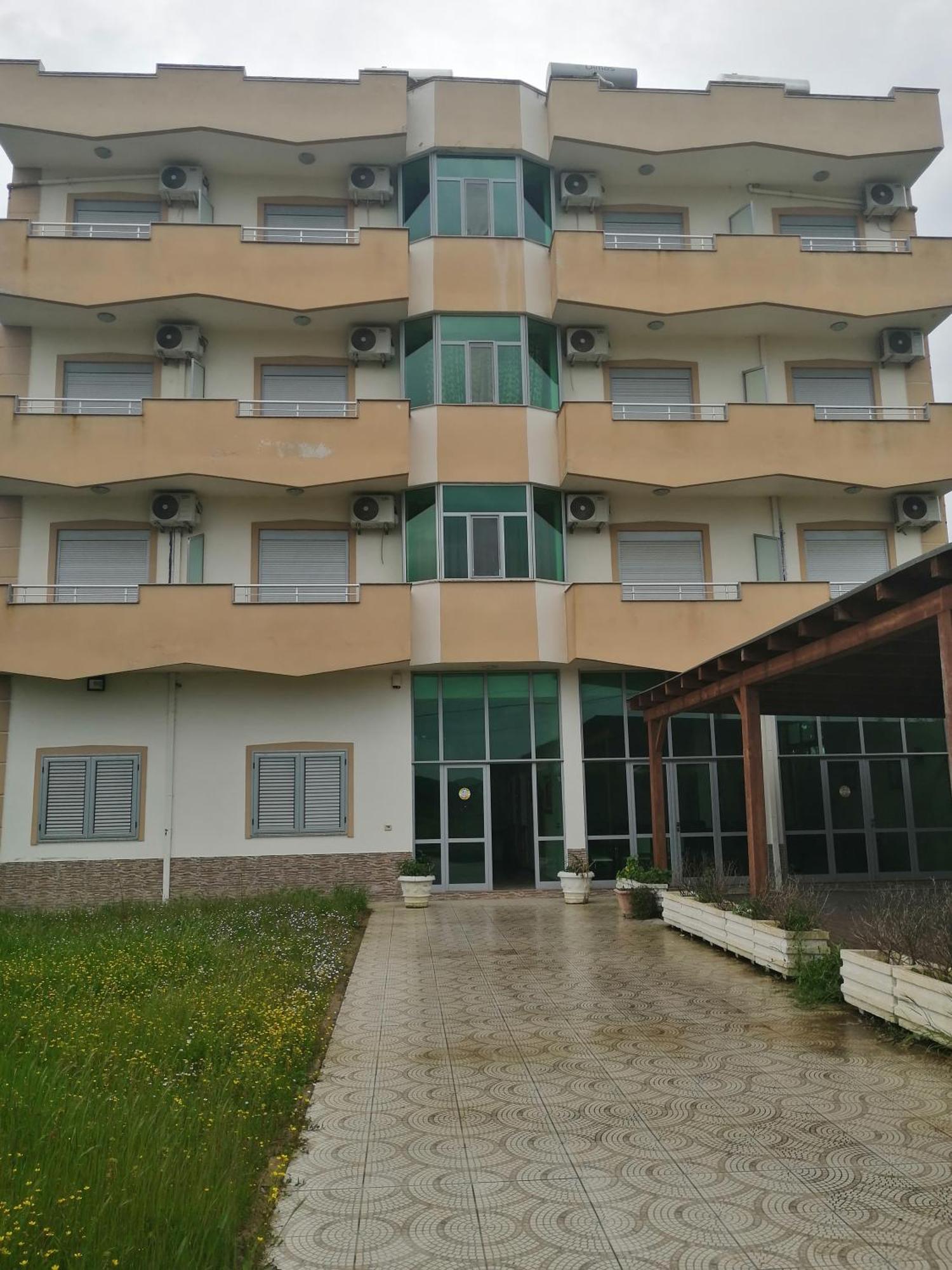 Risus Hotel Golem  Extérieur photo