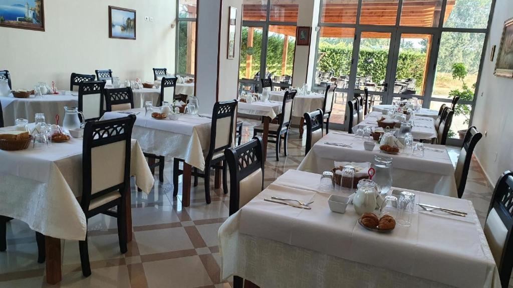 Risus Hotel Golem  Extérieur photo