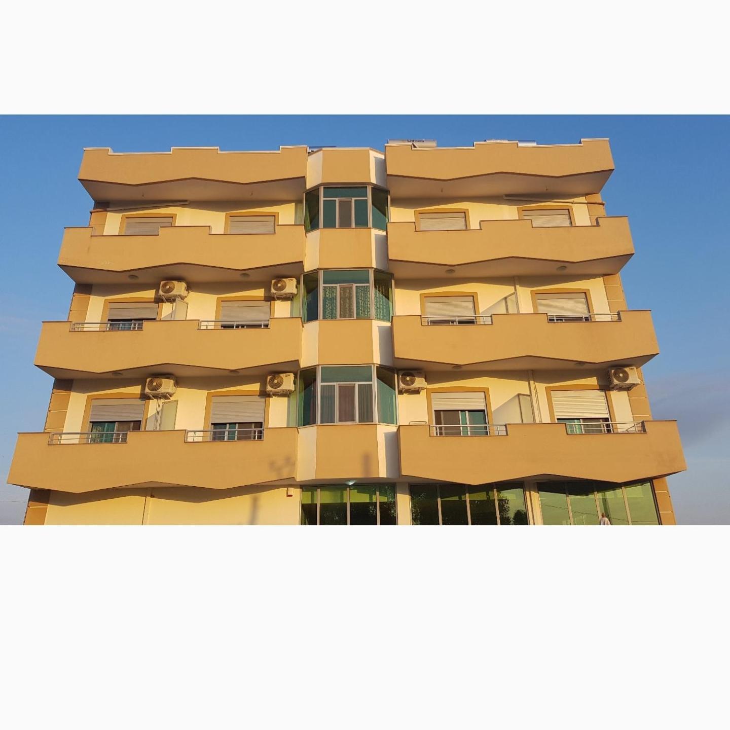 Risus Hotel Golem  Extérieur photo