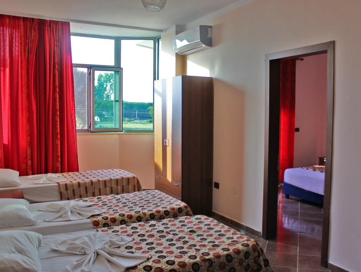 Risus Hotel Golem  Extérieur photo