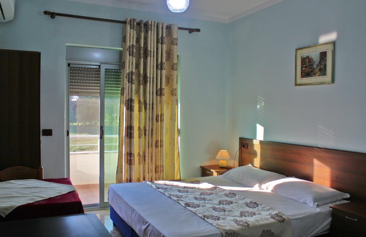 Risus Hotel Golem  Extérieur photo