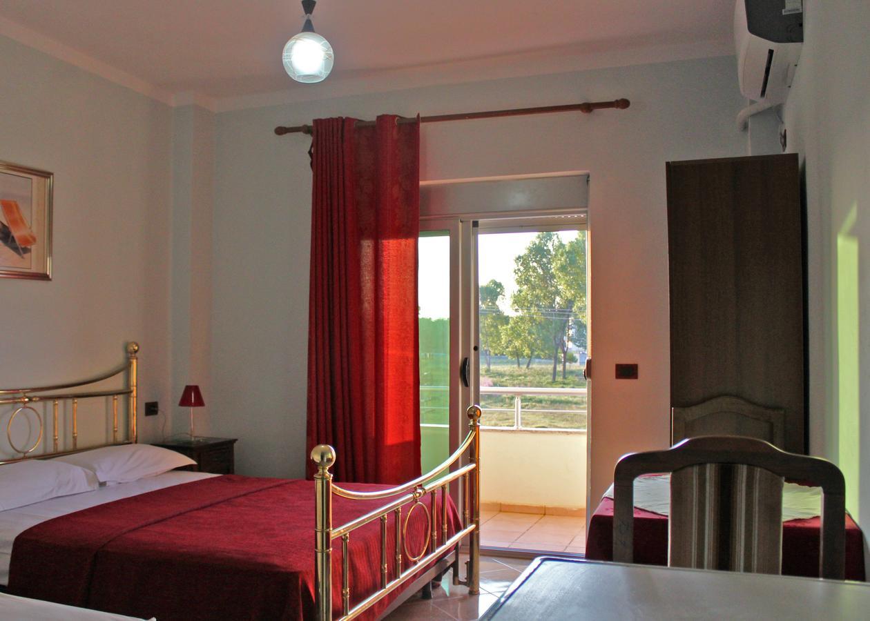 Risus Hotel Golem  Extérieur photo