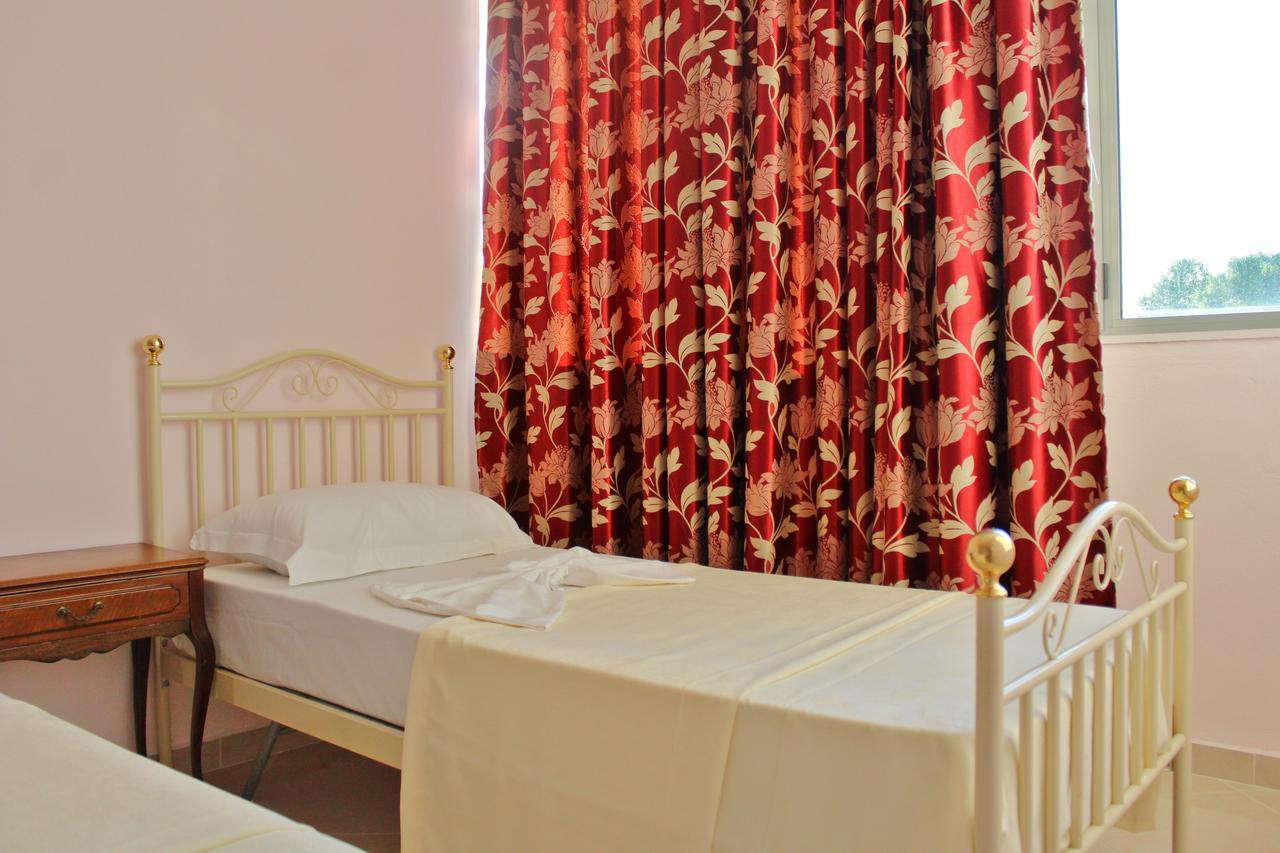 Risus Hotel Golem  Extérieur photo