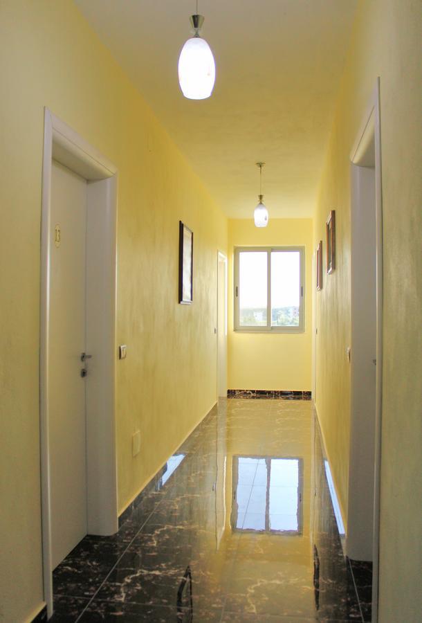 Risus Hotel Golem  Extérieur photo
