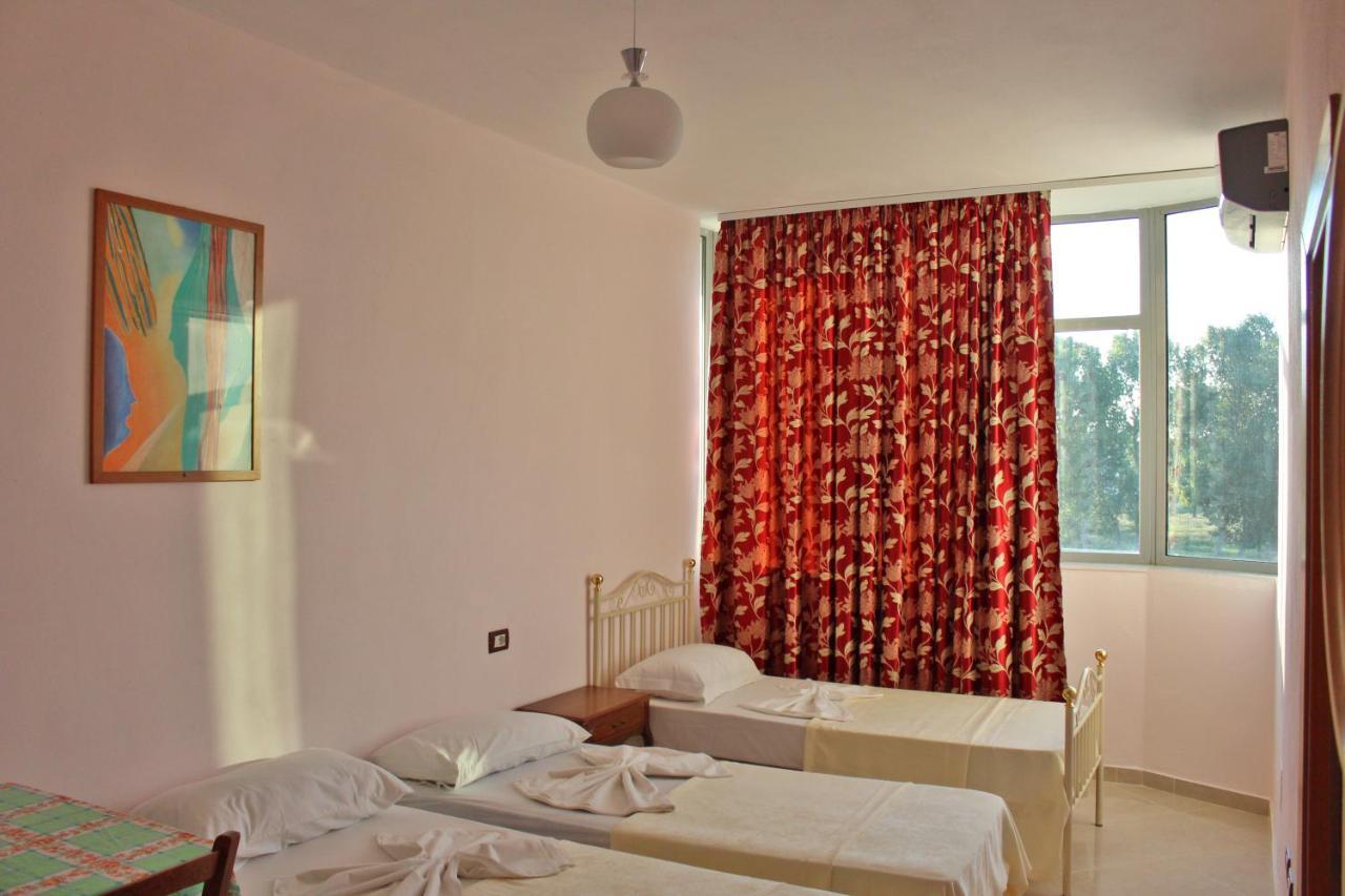 Risus Hotel Golem  Extérieur photo
