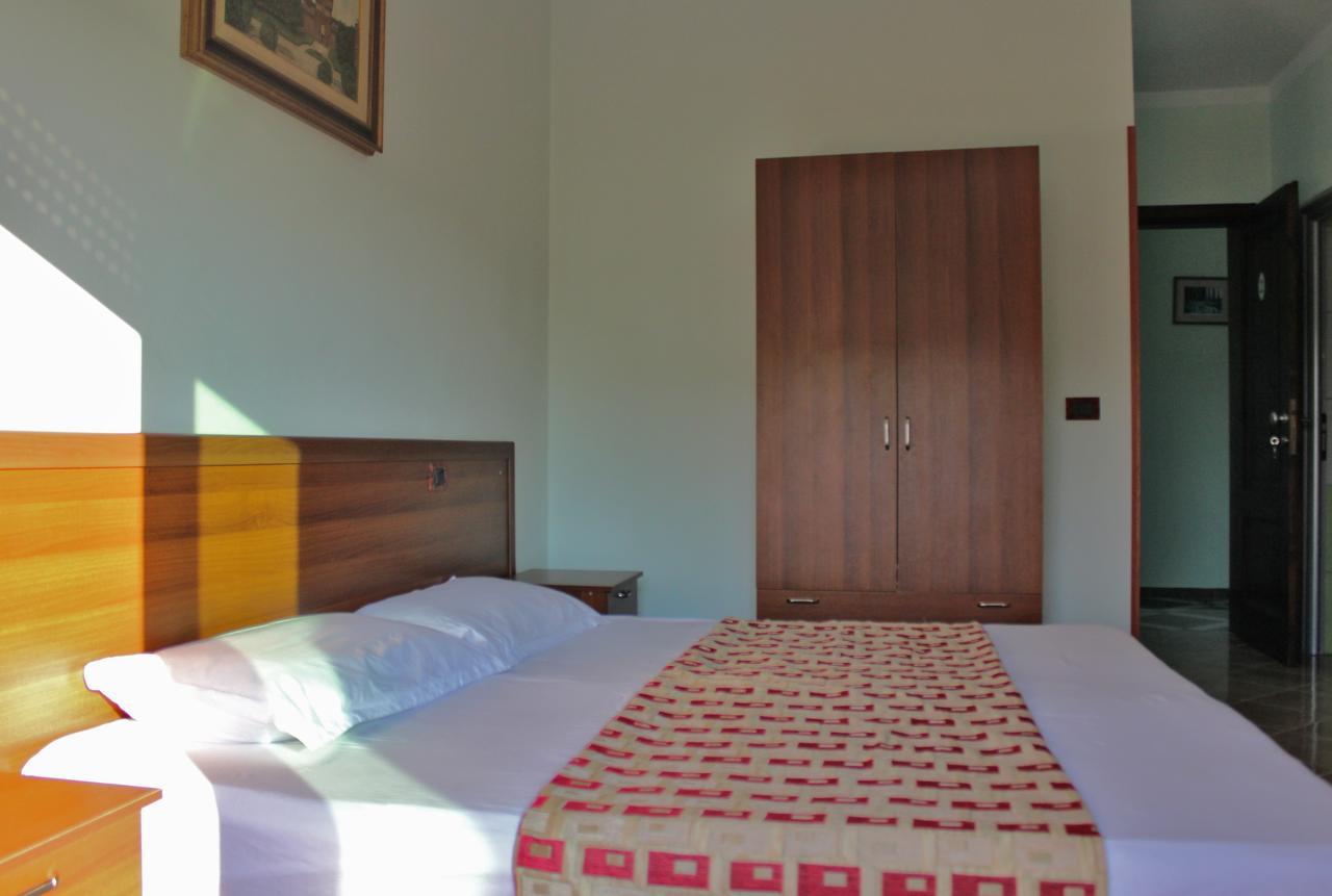 Risus Hotel Golem  Extérieur photo