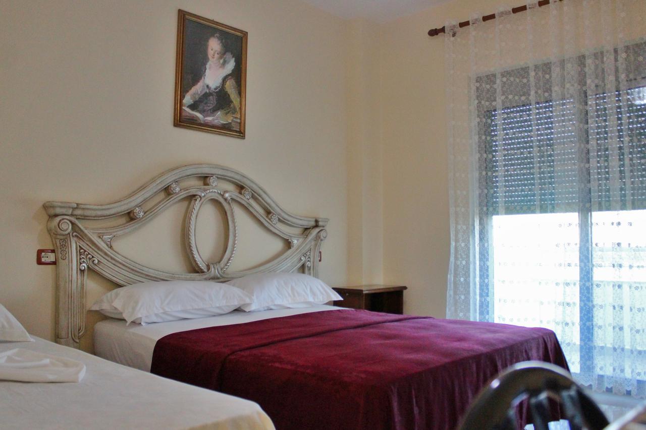 Risus Hotel Golem  Extérieur photo