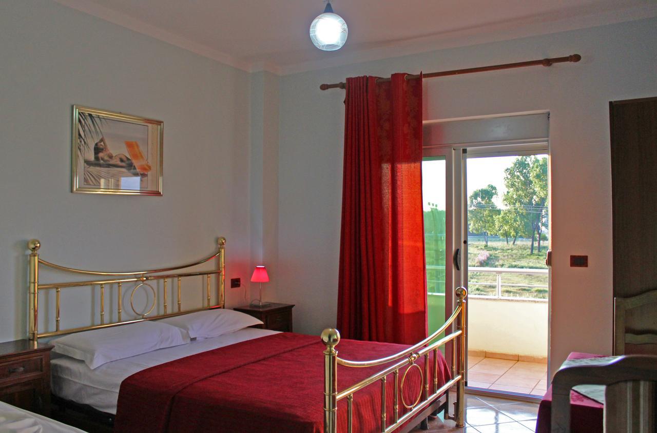 Risus Hotel Golem  Extérieur photo