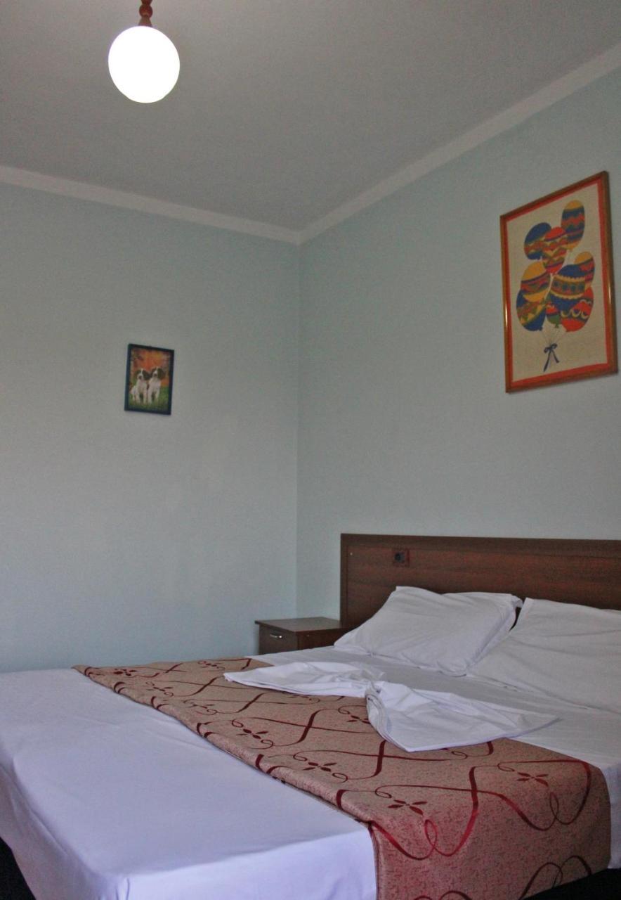 Risus Hotel Golem  Extérieur photo